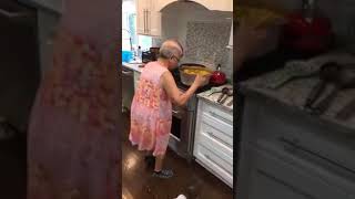 Abuela cocina bailando [upl. by Solenne769]