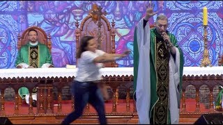 Padre Marcelo Rossi é empurrado do altar durante celebração [upl. by Morven]